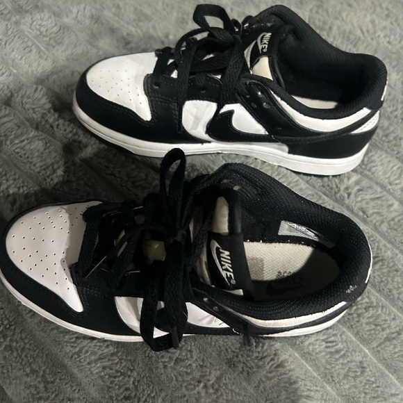 Nike Dunks size 2 little kid Low top Pandas - Picture 3 of 3
